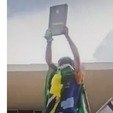 PF prende suspeito de furtar réplica da Constituição durante ataque em Brasília (Redes sociais/Reprodução)